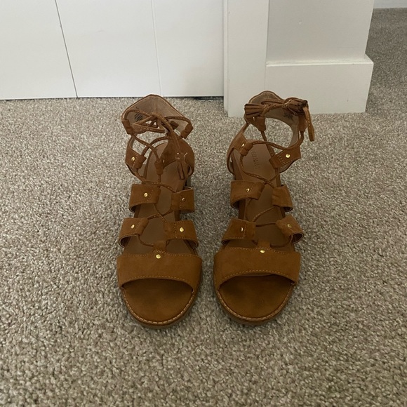 Nude Heels - Picture 2 of 2